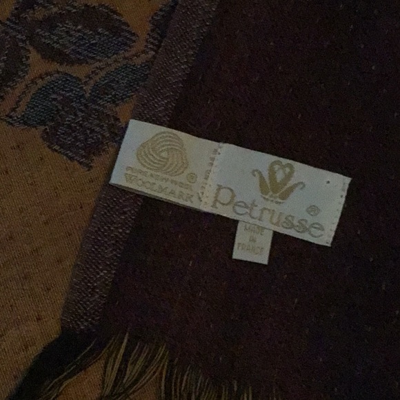 Large Floral Petrusse Fine Wool Wrap - Picture 2 of 7